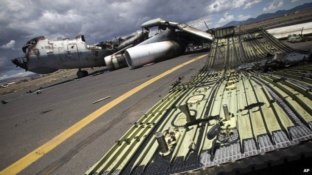 Sân bay quốc tế Sana sau một đợt không kích của liên quân Ả rập.