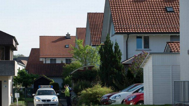 Cảnh sát đang điều tra tại hiện trường.