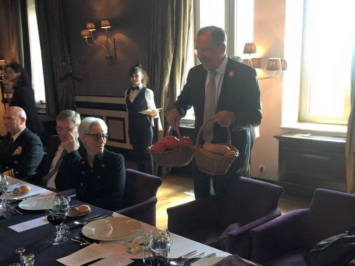 Món quà tặng của Ngoại trưởng Nga Sergei Lavrov cho ông John Kerry