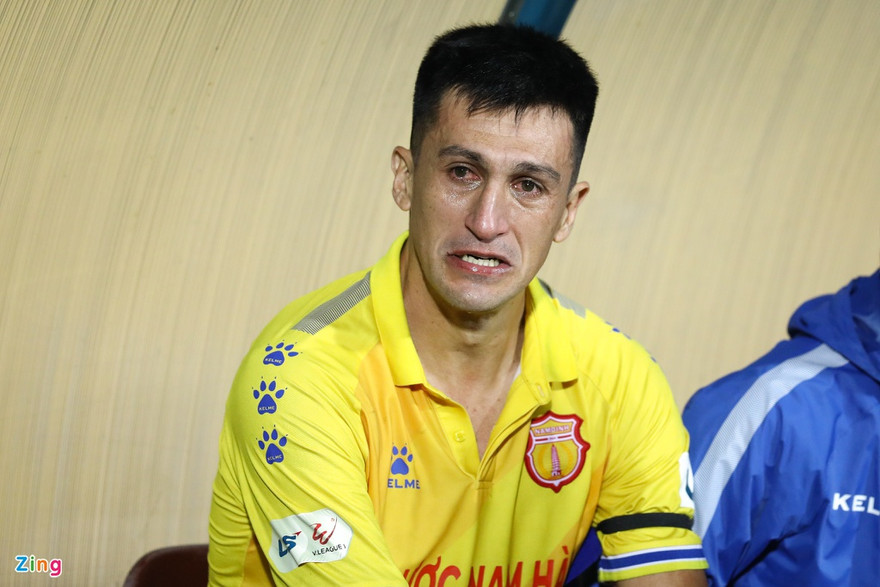 Gaston Merlo bật khóc khi không giúp được Nam Định vượt qua Hải Phòng. Anh sẽ vắng mặt ở trận quyết định của Nam Định trước SLNA.