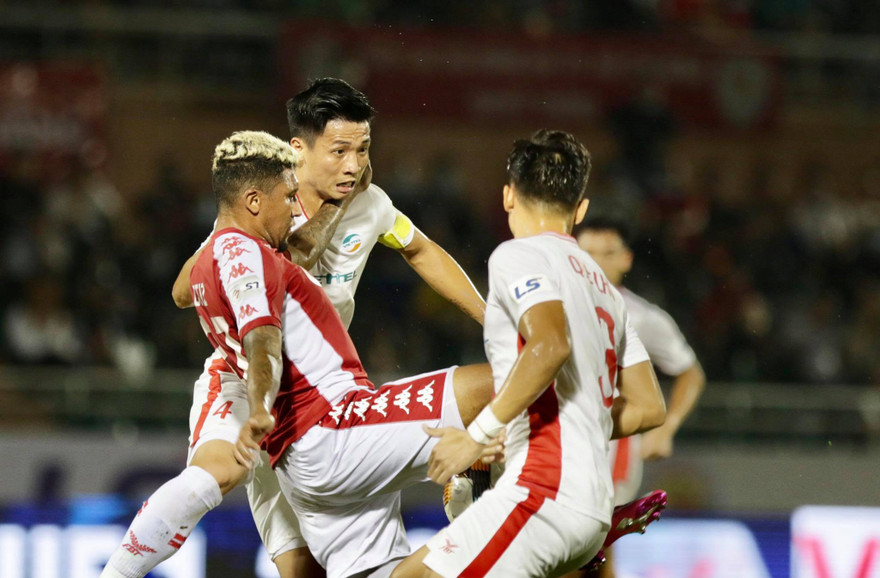 Viettel lần đầu chiếm ngôi số 1 V-League sau trận thắng 1-0 Tp Hồ Chí Minh. (ảnh Hữu Phạm)
