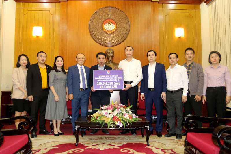 VFF và HLV Park Hang Seo tại trụ sở Trung ương MTTQVN chiều 23/10.