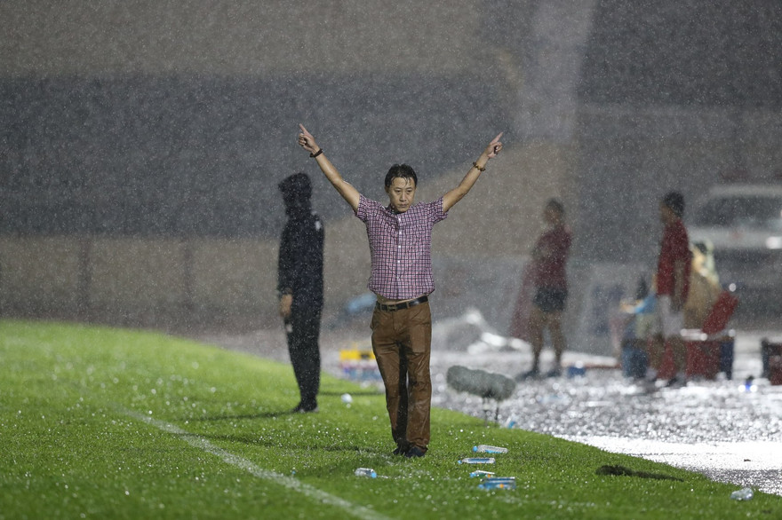 Quảng Nam của HLV Nguyễn Thành Công sẽ trụ hạng V-League nhờ ông trời? Ảnh: Phi Công