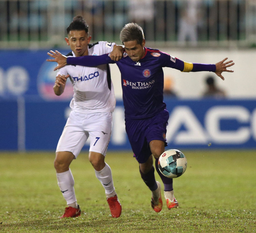 Hồng Duy (trái) trong một tình huống tranh chấp bóng với cầu thủ CLB Sài Gòn tại LS V-League 2020.