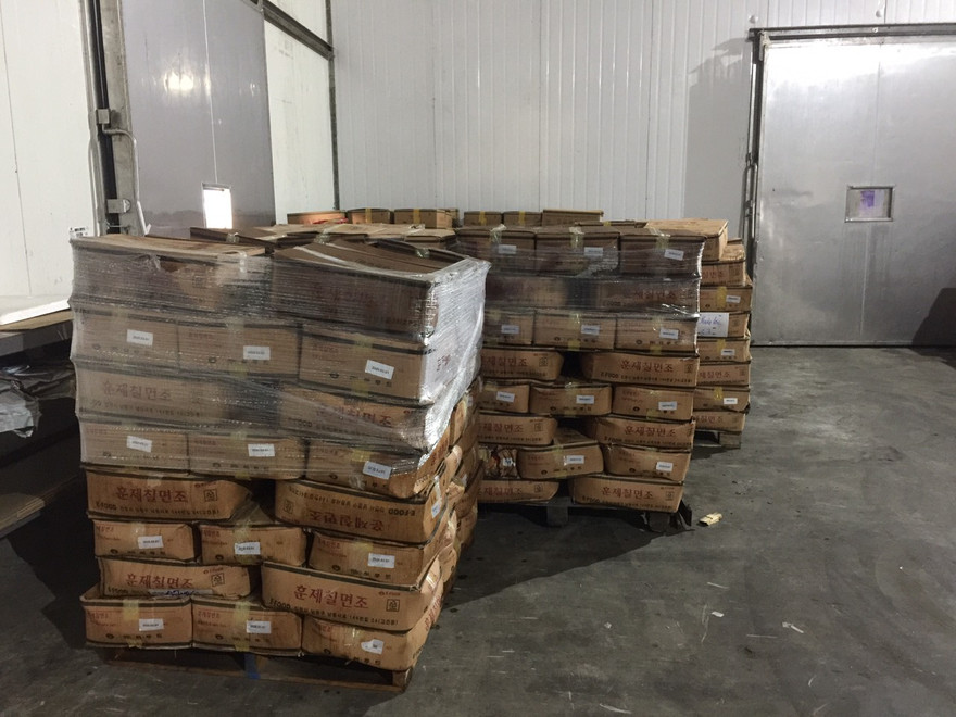 Số đùi gà tây hun khói hết hạn sử dụng gần 1 năm được chủ cơ sở “tẩy date” đến 1/3/2020