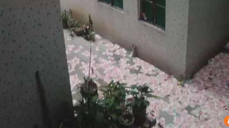 Tiền phủ kín cả góc đường dưới tòa chung cư ở Quảng Châu, Trung Quốc