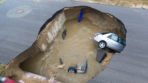 Hố tử thần nuốt gọn 2 chiếc xe trong đó có xe của phó cảnh sát trưởng quận Bexar.