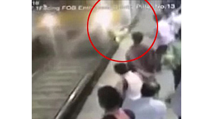 Người phụ nữ xấu số ngã xuống đường ray ngay trước đầu tàu hỏa.