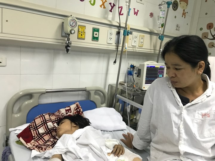 Sau gần 1 tháng, bàn tay cháu bé vẫn phải chạy đua để cứu chữa