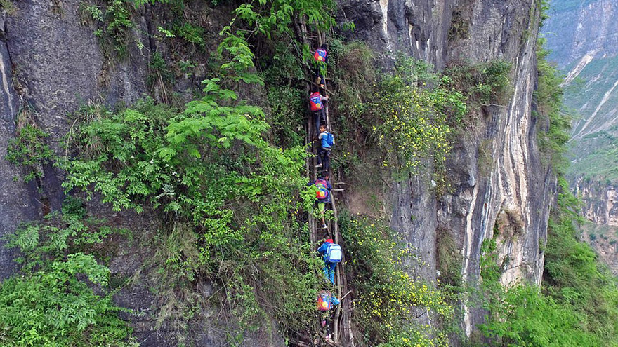 Hành trình đi học đầy gian nan của các em học sinh làng Atule’er