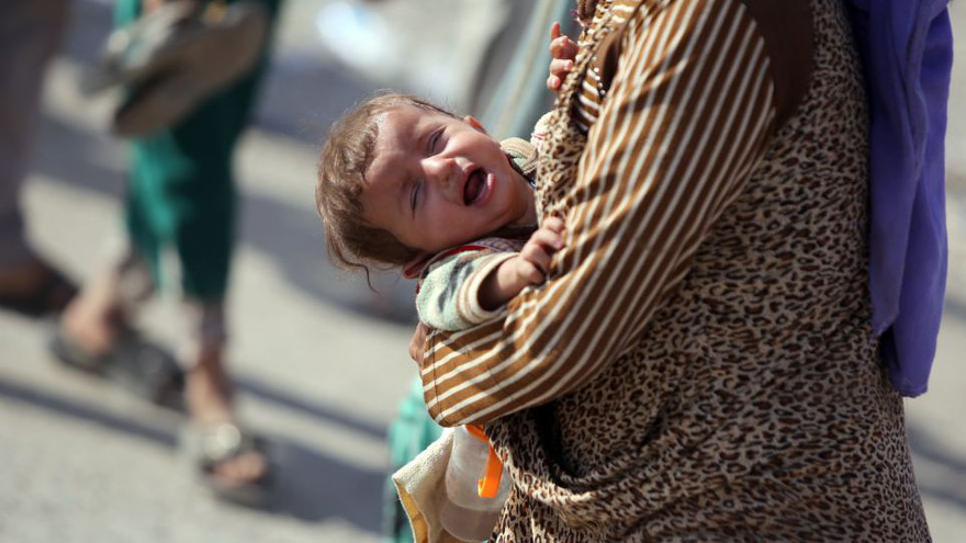 Đứa trẻ quấy khóc vì đói, khát