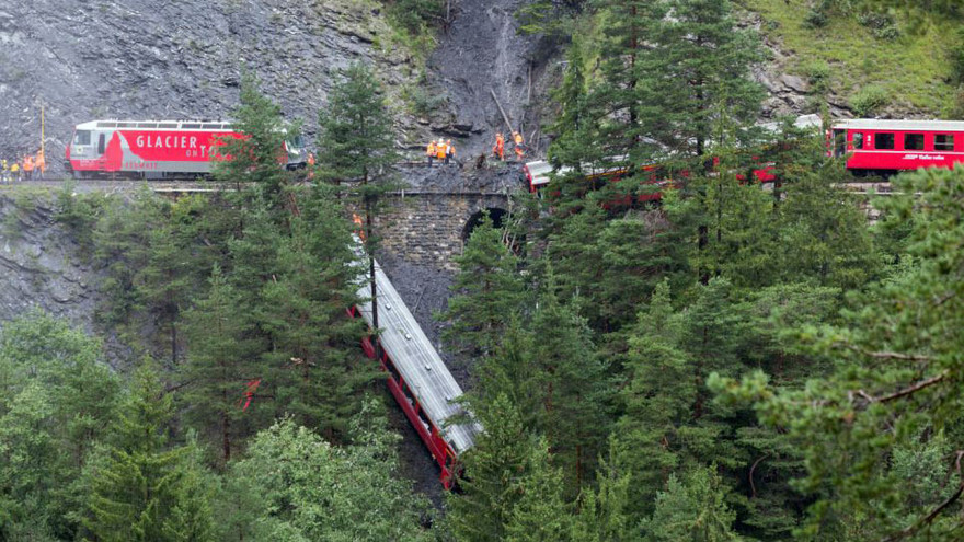 Con tàu bị gãy đôi, toa tàu lủng liểng ở vách núi cao
