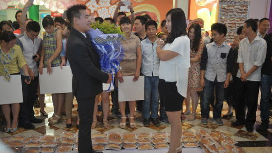 Anh Vương cầm hoa cầu hôn bạn gái giữa 1001 chiếc xúc xích