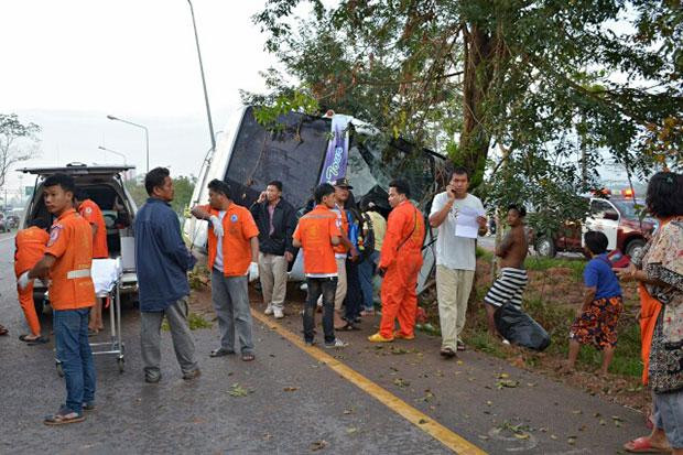 Chiếc xe buýt bị lật ngang sau vụ va chạm
