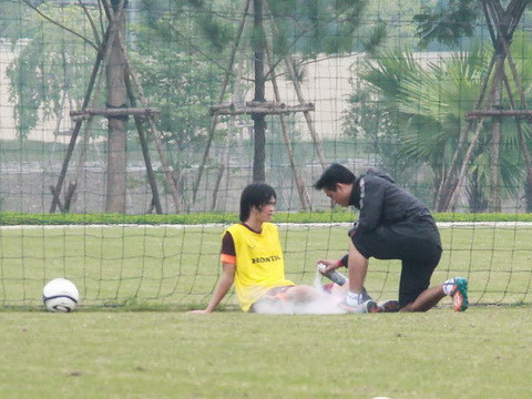 Tuấn Anh được bác sĩ đội tuyển chăm sóc trên sân