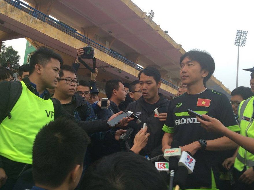HLV Toshiya Miura trong vòng vây của truyền thông Việt Nam