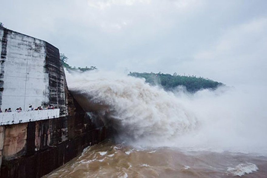 Hồ Thủy điện Hòa Bình liên tiếp mở cửa đáy xả lũ trong thời gian qua