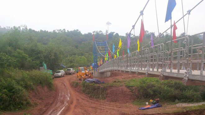 Có cầu mới, cô trò ở Sam Lang không phải chui túi ni-lông qua suối.