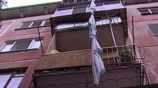 Cô gái buộc những mảnh vải vào nhau để thoát thân khỏi tầng 2 căn hộ