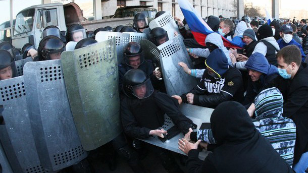 Cảnh đụng độ giữa cảnh sát và người biểu tình ở miền đông Ukraine
