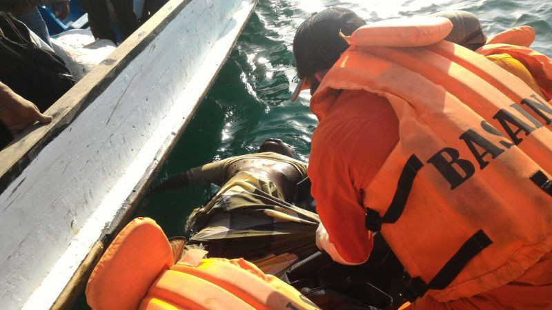 Lực lượng cứu hộ vớt thi thể nạn nhân trong vụ chìm thuyền ở Indonesia hôm 7/2.