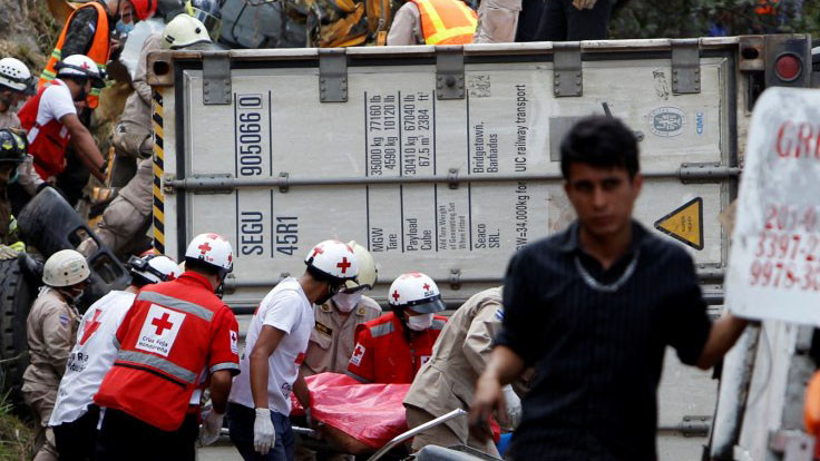 Các nhân viên cứu hộ gấp rút đưa người bị nạn đi cấp cứu.