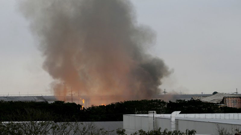 Khói bốc lên từ vụ hỏa hoạn ở nhà máy của công ty House Technology Industries.