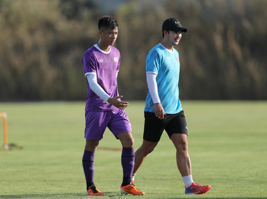 Phan Văn Đức trở lại sân tập đội tuyển Việt Nam chiều 19/12. (ảnh Hữu Phạm)