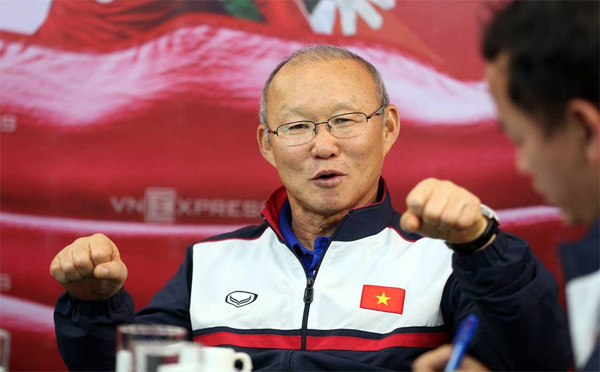 HLV Park Hang Seo có pha ăn mừng hụt