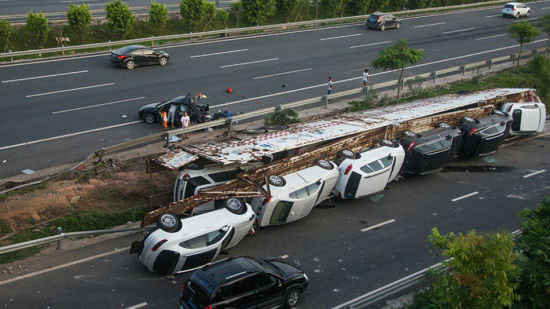 Xe moóc bị lật, 11 siêu xe rơi xuống đường. 