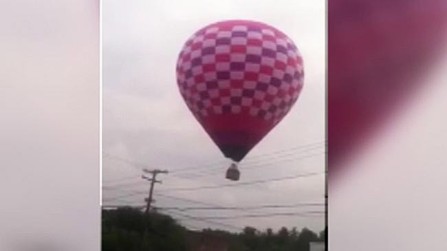 Chiếc khinh khí cầu khi sắp chạm vào đường dây điện