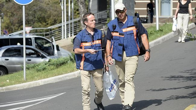 Hai chuyên gia pháp y người Hà Lan gần hiện trường vụ MH17 rơi.