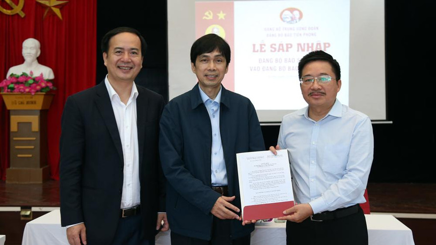 Đồng chí Nguyễn Anh Tuấn (bìa trái), Phó Bí thư Thường trực Đảng ủy Trung ương Đoàn, Chủ nhiệm Ủy ban Kiểm tra Đảng ủy Trung ương đoàn trao quyết định sáp nhập Đảng bộ cơ sở Báo Sinh viên Việt Nam vào Đảng bộ cơ sở Báo Tiền phong.