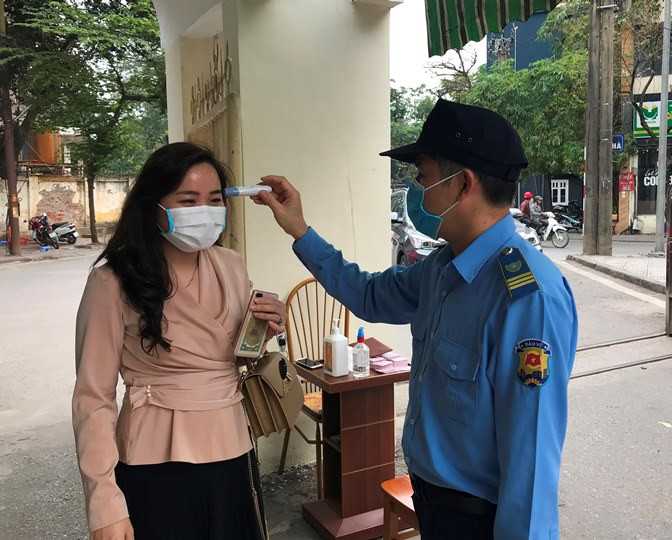 Khách vào Bộ NN&PTNT được đo thân nhiệt