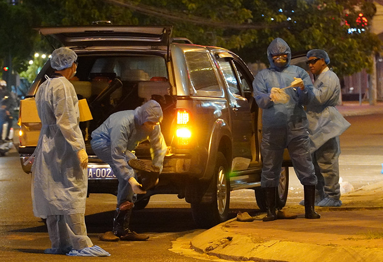 Cơ quan chức năng phun thuốc khử trùng tại nhà bệnh nhân số 34 (Bình Thuận)