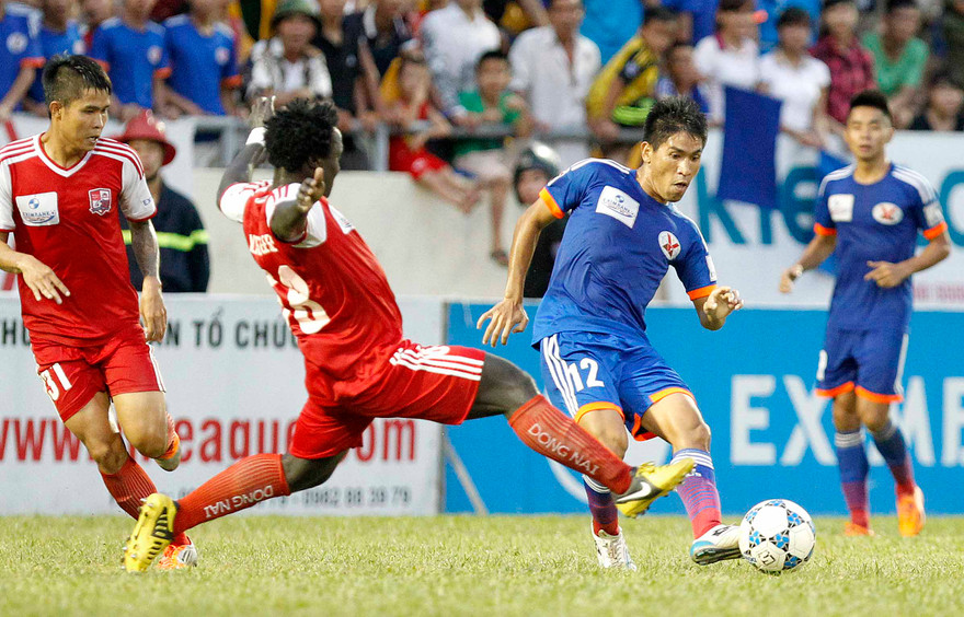 Một pha bóng trong trận Than Quảng Ninh-Đồng Nai.