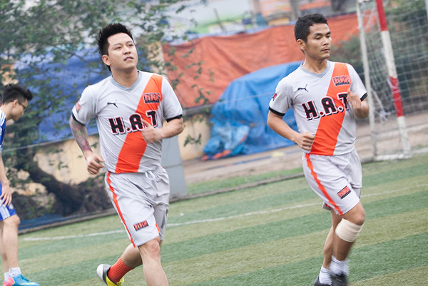 Tuấn Hưng vừa là ông bầu, vừa là hlv trưởng, kiêm...đội trưởng