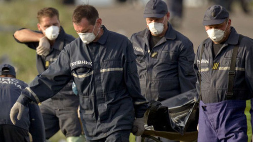 Các nhân viên cứu hộ khiêng thi thể nạn nhân.