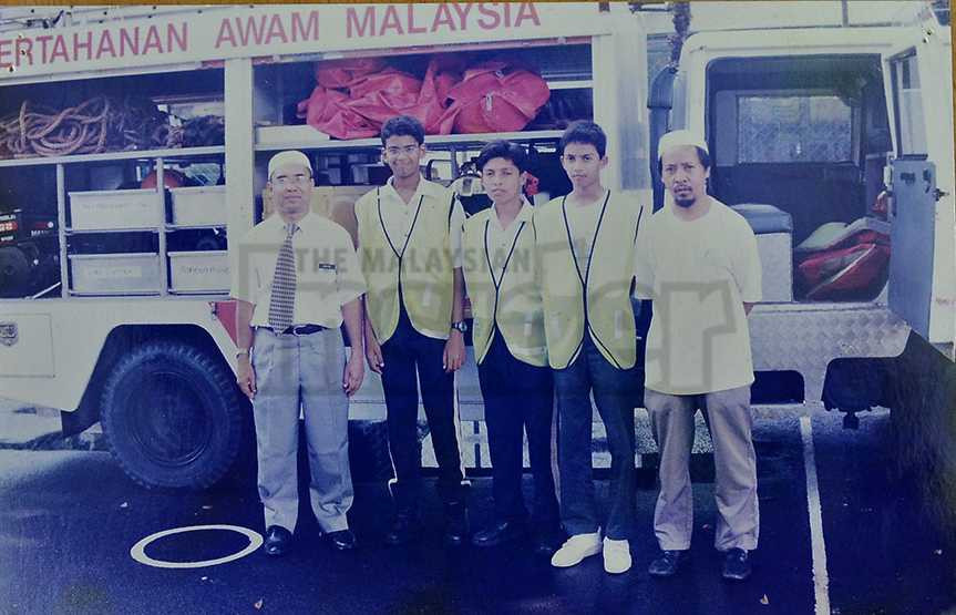 Ahmad (giữa) khi còn là sinh viên