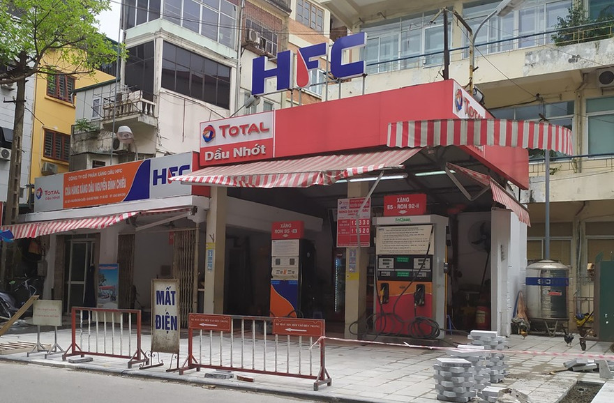 Trước thời điểm tăng giá xăng, nhiều cây xăng treo biển hết hàng, mất điện, đang nhập hàng để câu giờ không bán xăng nhằm trục lợi