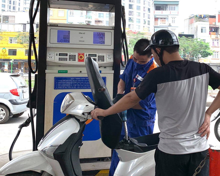 Từ 15h hôm nay, xăng RON95 tăng 604 đồng, lên 12.235 đồng/lít. Ảnh: Như Ý