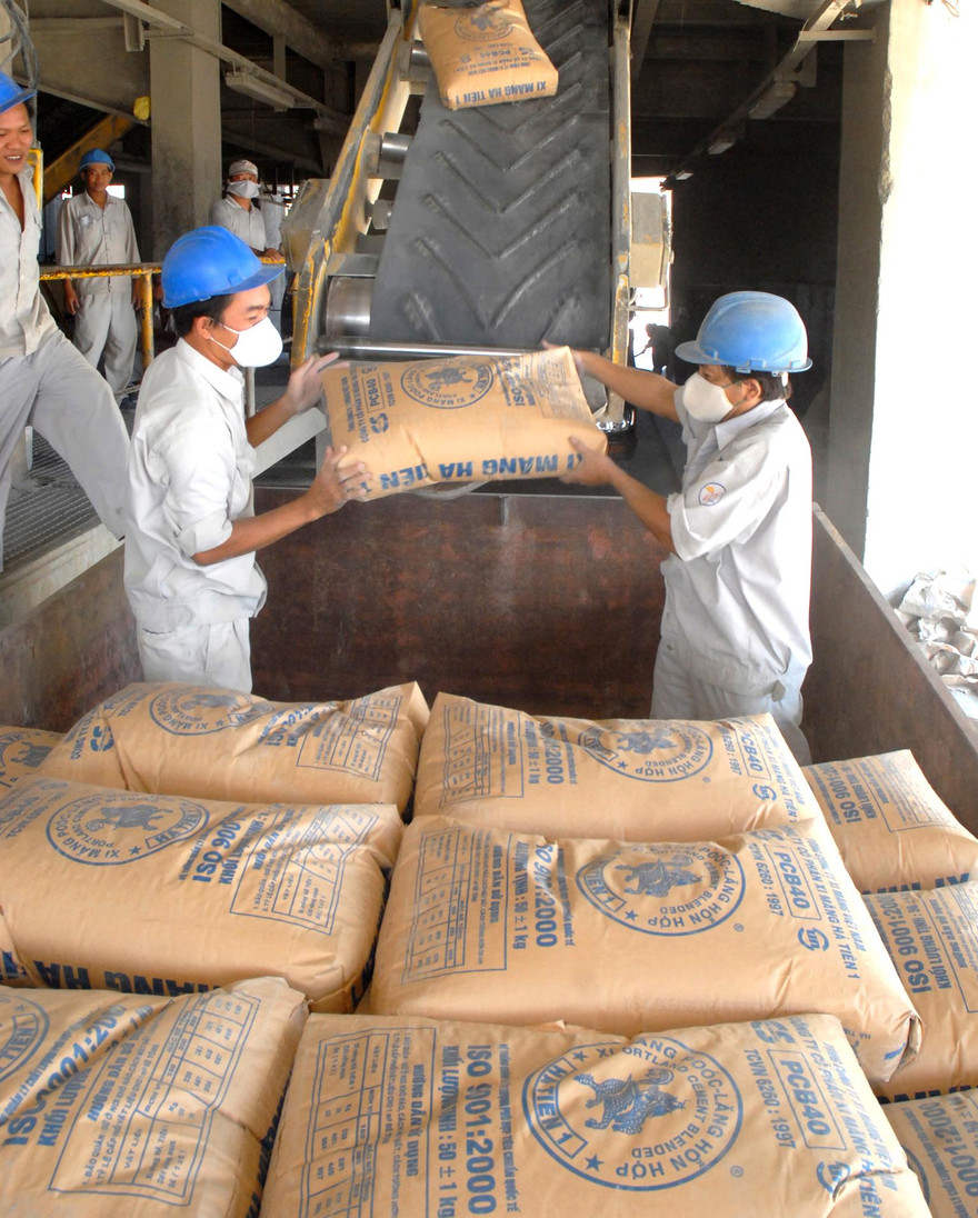 Nhiều mặt hàng được dự báo sẽ tăng giá bán do tác động của giá xăng và giá điện tăng liên tiếp trong thời gian qua