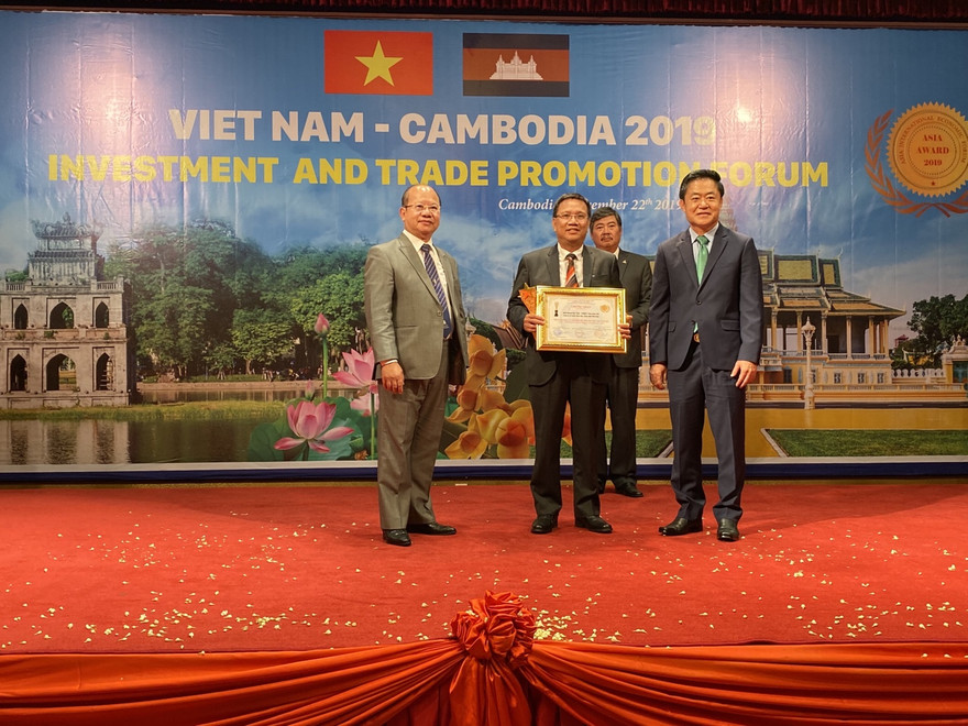 Anh hùng Lao động Hoàng Đức Thảo, Chủ tịch HĐQT, TGĐ Busadco, Chủ tịch Hiệp hội Doanh nghiệp Khoa học Công nghệ Việt Nam được vinh danh với giải thưởng TPO 10 “nhà quản lý, trí thức tiêu biểu hội nhập ASIA 2019”.