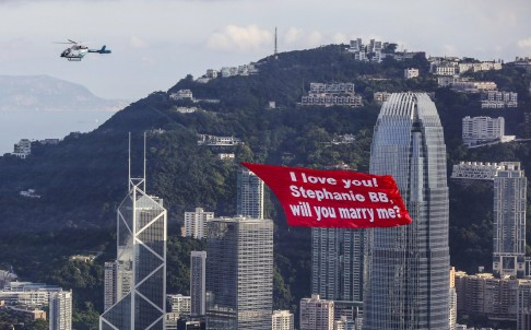 Trực thăng kéo theo tấm băng rôn cầu hôn.