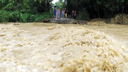 Cầu bê tông trên trục đường huyết mạch nối xã Thanh Luông với xã Thanh Hưng (huyện Điện Biên, tỉnh Điện Biên) bị lũ cuốn trôi.	Ảnh: TTXVN.