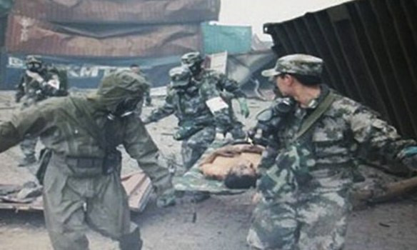 Lực lượng cứu hộ đưa ông Han ra khỏi hiện trường. Ảnh: SCMP