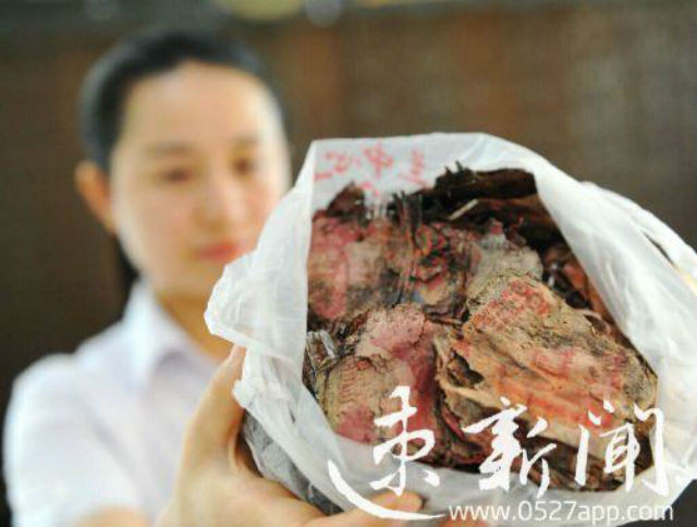 Đống tiền mủn nát sau 4 năm chôn dưới sàn bếp