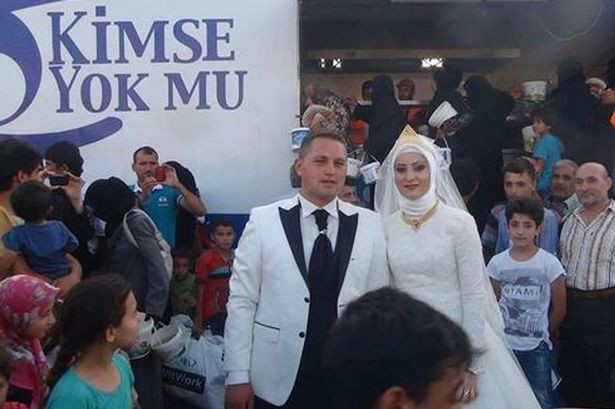 Cặp đôi trong vòng vây mọi người. Ảnh: Telegraph