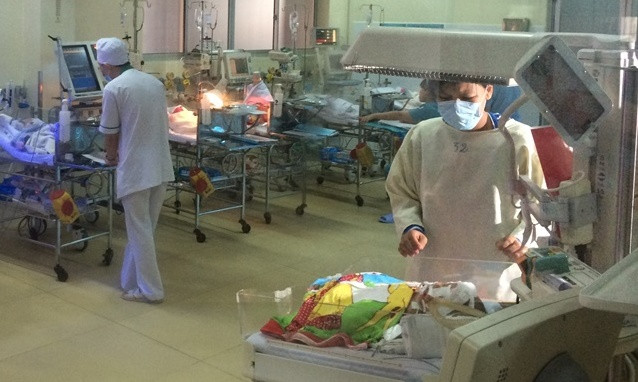 Mẹ bé bị dao đâm xuyên đầu xót xa gặp lại con