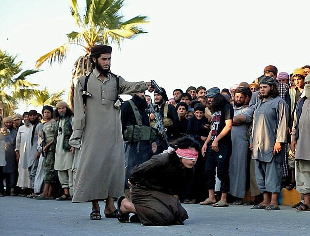 Nạn nhân bị xử bắn ngay trước đám đông. 